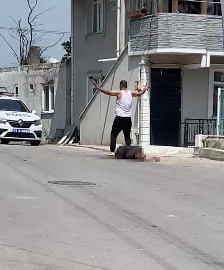 Eşini sokak ortasında bıçakladı!