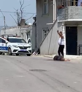 Eşini sokak ortasında bıçakladı!