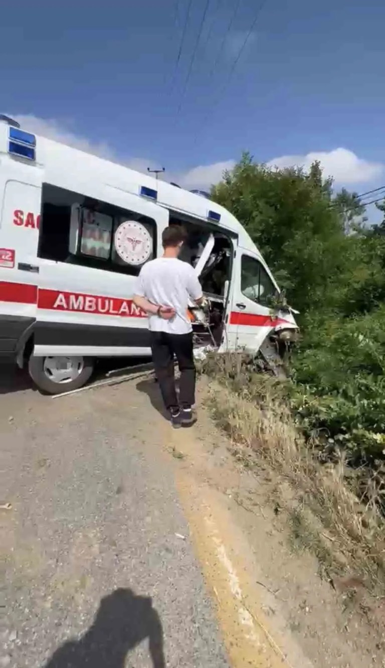 Ambulans yoldan çıktı, 3 kişi yaralandı!