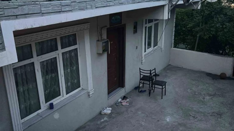 Eşini sokak ortasında bıçakladı!