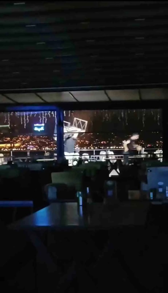 İzmit'te bıçaklı ve koltuklu kavga kamerada!