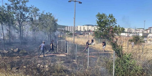 Körfez’de saman yüklü tır alevlere teslim oldu!