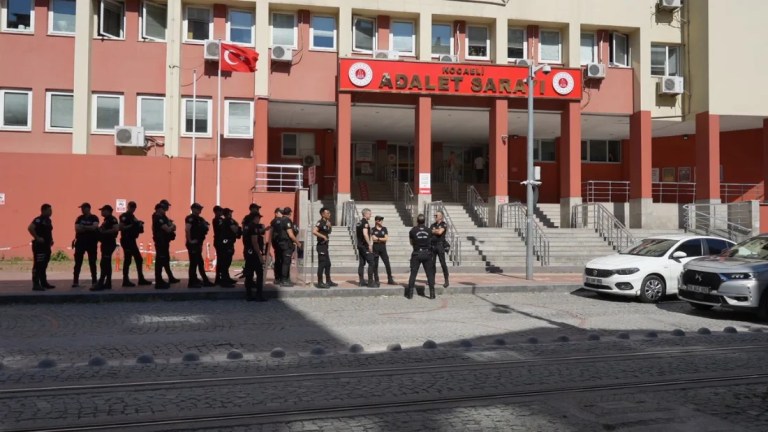 Adliye Önünde Cinayetle Biten Husumetin Duruşması Görüldü!