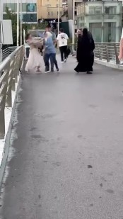 Üst geçitte darp anları kamerada!
