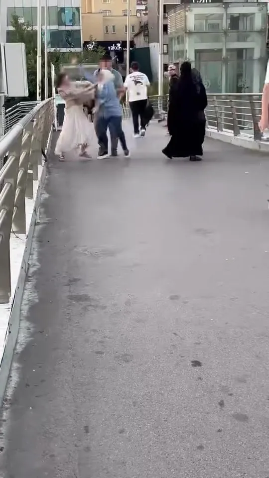 Üst geçitte darp anları kamerada!