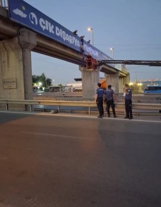 Gebze'de üst geçitte cansız beden bulundu!