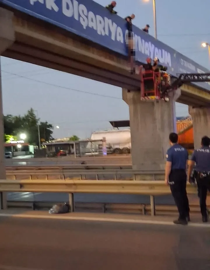 Gebze’de üst geçitte cansız beden bulundu!