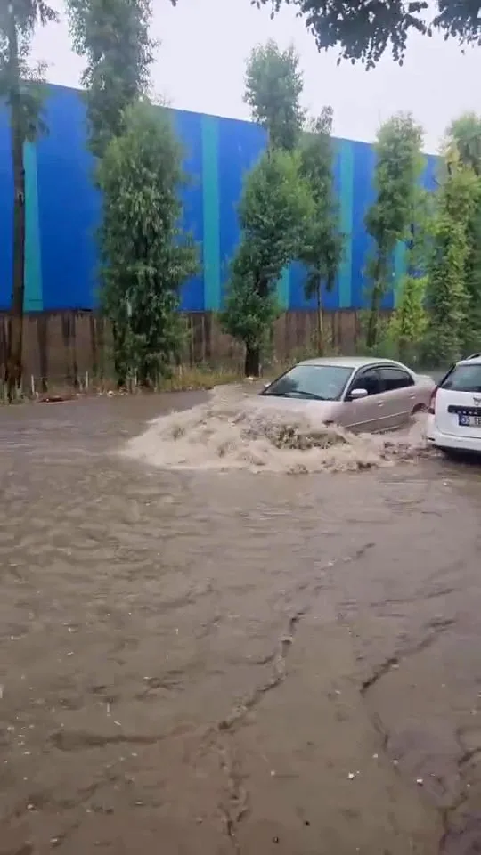 Kocaeli’de sağanak hayatı felç etti!