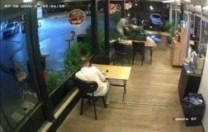 Motosiklet lokantaya daldı: Müşteri yaralandı!