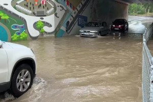 İzmit’te alt geçit sular altında kaldı!