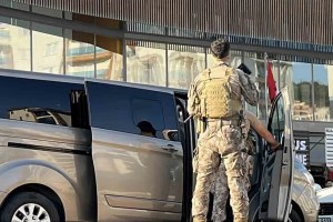 Gebze’de kaçan şüpheli merdivenlerden düştü!