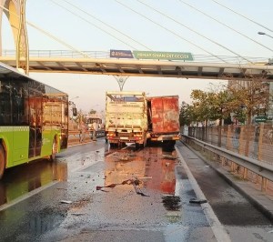 D100’de kamyon tıra çarptı: Sürücü sıkıştı!