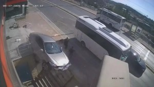 Otomobil merdiven boşluğuna uçtu: Faciadan dönüldü!