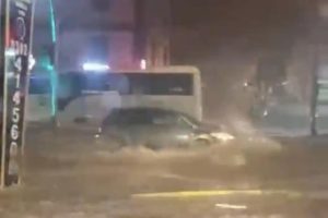 Kocaeli’de cadde ve sokaklar göle döndü