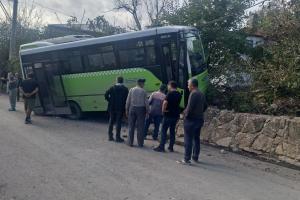 Özel halk otobüsü duvara çarptı: 10 yaralı