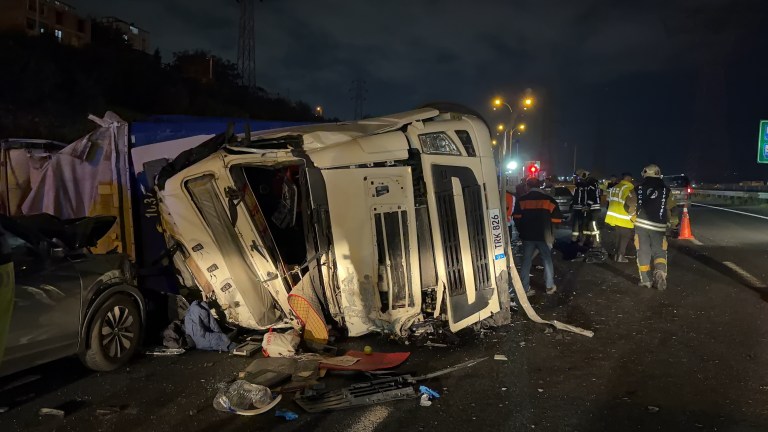 TEM’de feci ölüm: Kullandığı tırın altında kalan sürücü öldü, 2 yaralı