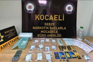 Otomobilin kaputundan uyuşturucu, cüzdandan altınlar çıktı