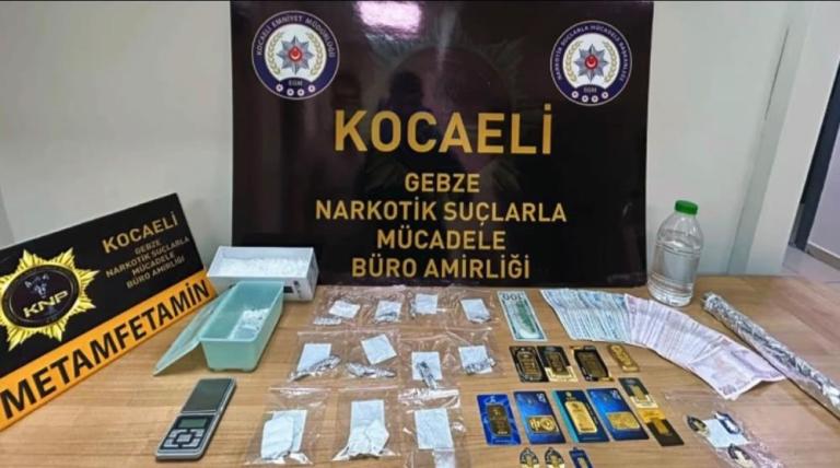 Otomobilin kaputundan uyuşturucu, cüzdandan altınlar çıktı