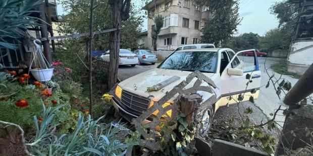 Çalıntı araçla polisten kaçtılar, kaza yapınca yakalandılar